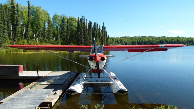 Un hydravion, posé sur le lac de Biscarrosse, une destination desservie par votre chauffeur vtc privé.