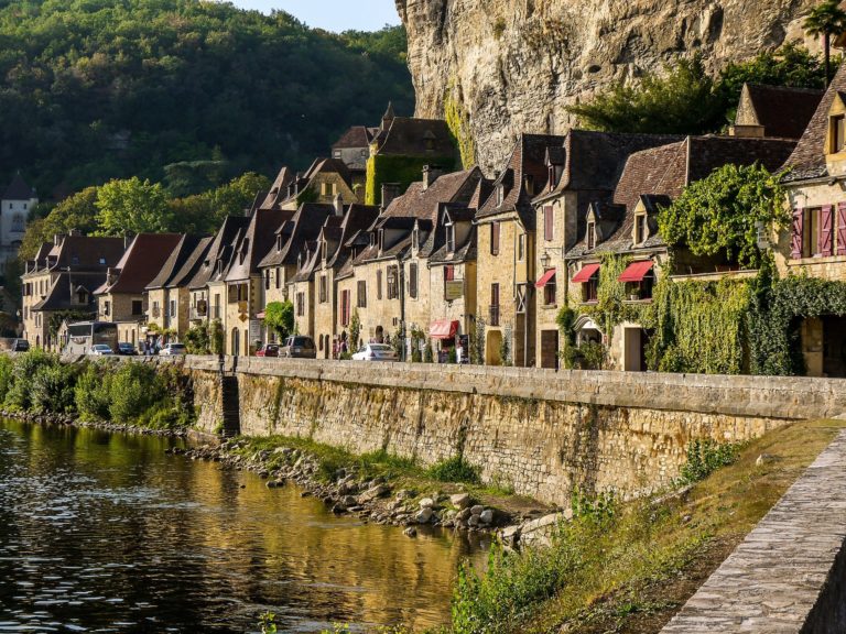 Un village du Périgord, au bord de la Dordogne, lieu desservi par Aquitaine Business Driver, chauffeur vtc.