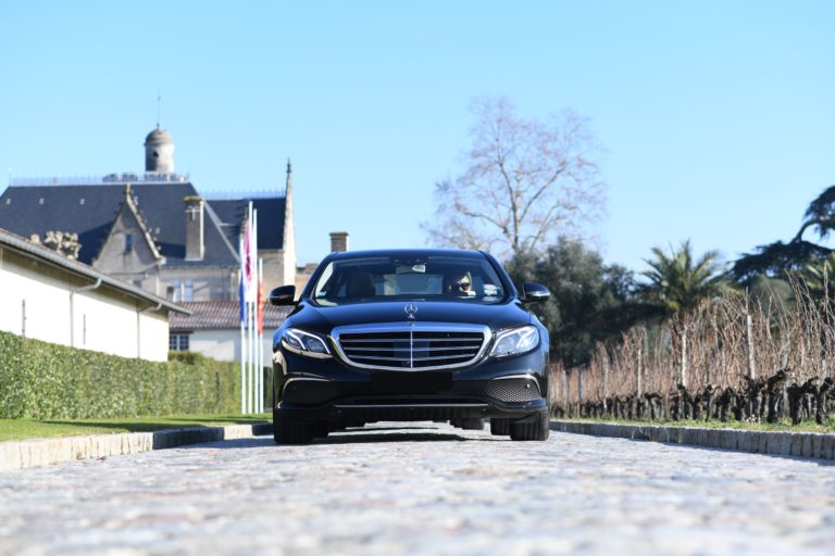 La voiture d'Aquitaine Business Driver, sortant du château Pape Clément.