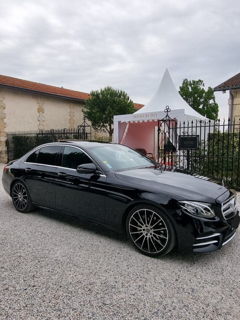 La voiture d'Aquitaine Business Driver, garée devant un château de vins pour l'événement primeurs 2021.
