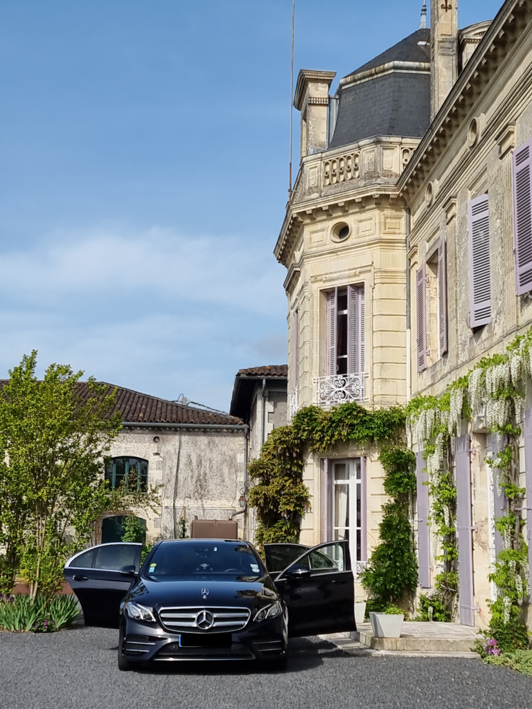 La voiture d'Aquitaine Business Driver, votre chauffeur privé, garée devant un château de vins.